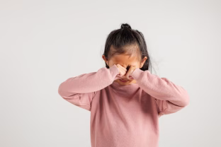 Vaiko pagalbos šauksmą atskleidžianti jautri A. Kišonaitės instaliacija sukrečia Klaipėdos stotyje