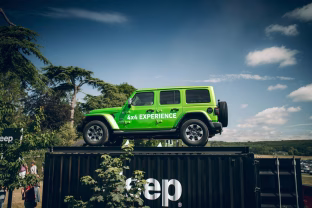 Garsus visureigių gamintojas skubiai šalina hibridus iš prekybos: pavojus užsidegti kelyje