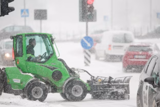 Įtempta situacija šalies keliuose: po vilkikų avarijos ties Grigiškėmis magistralė buvo paralyžiuota