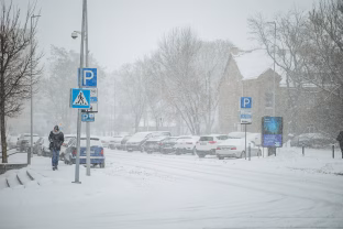 Vilnių užklojo sniego lavina: gatvėse visiškas chaosas, vėluoja autobusai, dirba šimtai valytojų