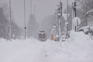 Audra Elli paralyžiuoja Europą: sniegas uždarė kelius, traukinius ir paliko tūkstančius be elektros