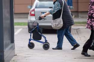 Tūkstančiams žmonių su negalia gresia netekti išmokų, Seime siūlomas skubus sprendimas