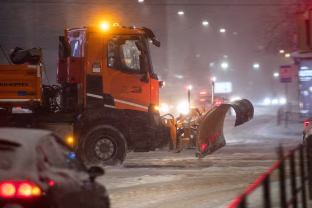 Darbai nesiliauja net ir po pūgos: keliai barstomi net kalcio chloridu, įveikta per 70 tūkst. km