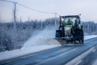 Kelininkai įspėja vairuotojus: keliai ir toliau barstomi, bet vairuotojai raginami neskubėti