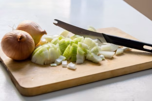 Ašaroti priverčianti klaida virtuvėje: paprastos gudrybės, kurios leis lengvai supjaustyti svogūnus