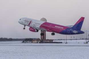 Skrydžio laukę keleiviai įstrigo Vilniuje: lėktuvo įgulos narys net dvi valandas vėlavo į skrydį