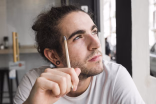 Gydytoja perspėja kiekvieną mūsų: šis plaukelių šalinimo būdas gali jus paversti ligų taikiniu