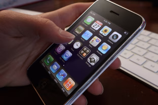 Atgimimas, kuris glumina net profesionalus: kodėl senasis „iPhone“ vėl traukia akis