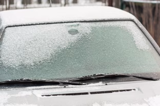 Ledas nukrenta per sekundes: revoliucinis būdas atitirpdyti automobilio langus be šildymo