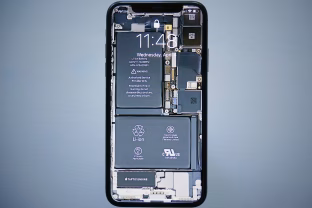 „iPhone“ lėktuve gali išsipūsti akimirksniu: tylus ženklas, kurį ignoruoja beveik visi, o paskui gailisi