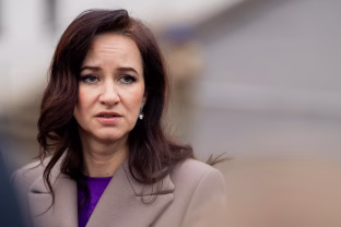 Vyriausybė priversta aiškintis dėl stringančių rodiklių: pirštu dūrė į ankstesnę valdžią