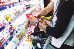 Skaičiai šokiruoja: kodėl lietuviams maistas kainuoja brangiau nei vokiečiams?