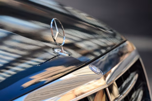 Šokas automobilių rinkoje: Kinijoje nauji automobiliai kainuoja beveik perpus pigiau nei Europoje