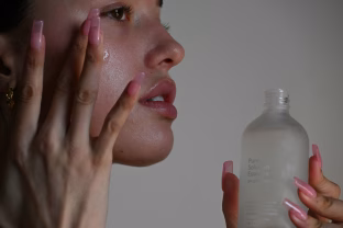 Dermatologai atskleidė šokiruojančią tiesą: nuo kokio amžiaus iš tikrųjų privalu naudoti kremus nuo raukšlių