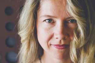 Kaip žvaigždės po 50 metų švyti be makiažo? Atskleista itin gudri namų makiažo technika