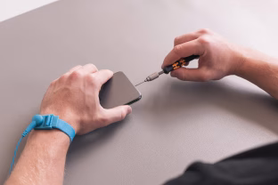 Specialistai perspėja: ši „iPhone“ naudojimo klaida dažnai baigiasi brangiu remontu