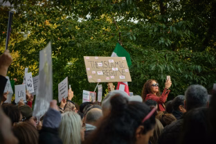 Kraujuojantis Iranas ir kietėjanti retorika iš JAV: pasaulis stebi pavojingą eskalaciją