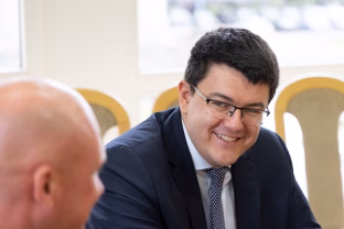 Pavojingas posūkis ar žodžio laisvė? Seimą supurtė siūlymas dėl neapykantos kalbos