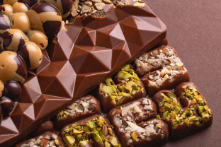 Saldumynas, kuris kelia grėsmę: populiarus dubajaus šokoladas atsidūrė gydytojų taikinyje