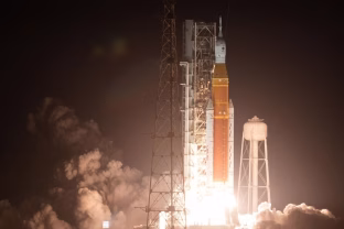 NASA švaisto milijardus: milžiniška SLS raketa į Mėnulį skris retai ir gali žlugti Artemis