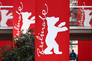 Artėja 76-asis Berlyno kino festivalis: paskelbta programa ir netikėti pretendentai į Auksinį lokį