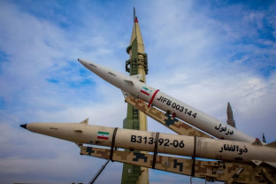 Iranas testuoją JAV pasiekiantį monstrą: įtūžęs Trumpas skubiai plukdo tūkstančius tonų ginklų