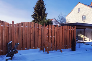 Tūkstančių sklypų laukia brangūs atnaujinimai: šiemet griežtėja taisyklės tvoroms ir vartams