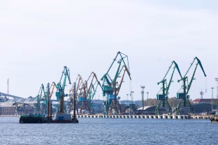 Klaipėdos uosto plėtra: milijardinė investicija ir raginimas neleisti pelnui iškeliauti į biudžetą