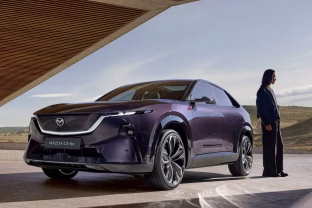 „Mazda“ pristatė naująjį „CX-6e“ modelį su 484 kilometrų nuotoliu ir milžinišku ekranu