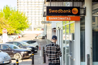 Bankas ragina nedelsiant pasirūpinti grynaisiais: „Swedbank“ siunčia įspėjimą, būtina reaguoti