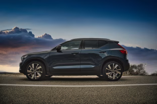 Naujas „Volvo“ elektromobilis nustebino daugelį: pralenkia net dyzelius ir nuvažiuoja įspūdingą atstumą