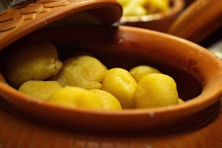 Pigus garnyras, kurio nori visi: traiškytų bulvių ir agurkų salotos užkariavo lietuvių virtuves