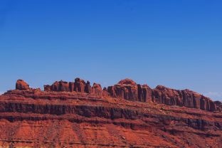 Mokslininkai suskaldė paslaptingas raudonas uolas ir neteko žado: paaiškėjo stulbinama tiesa