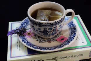 Šokiruojanti tiesa apie arbatą: gydytojai perspėja dėl nematomos grėsmės kiekviename puodelyje