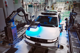 Elonas Muskas šokiravo pasaulį: kodėl netikėtai nutraukiama prabangių elektromobilių gamyba?