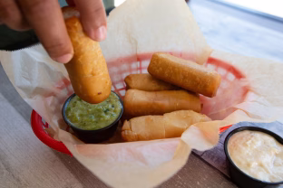 Sensacija tarp greitų užkandžių: šios lazdelės iškepa per kelias minutes ir visus pavergia