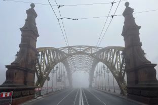 Keistos metalinės konstrukcijos virš kelių glumina vairuotojus, kokia jų tikroji paskirtis?