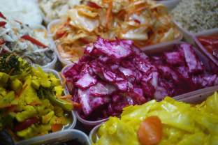 Marinuotų kopūstų ir burokėlių receptas rudeniui: šis traškus patiekalas dingsta nuo stalo akimirksniu