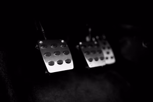 Stovėdamas paspaudė stabdį ir nustebo: automobilio funkcija, apie kurią dažnas vairuotojas nežino