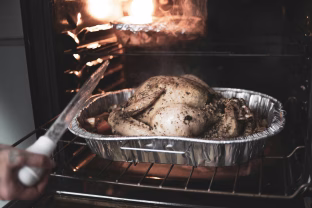 Šokiruojantis atradimas: gydytojai atskleidė, kaip kepti vištieną, kad ji netaptų nuodinga