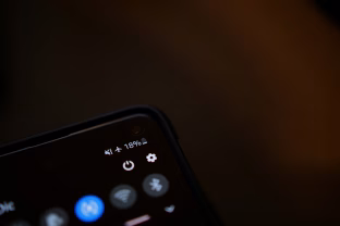 Šios populiarios programėlės žaibiškai sekina telefono bateriją, bet daugelis to net nenutuokia