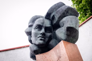 Nurašyti ar palikti? Ministrė meta nepatogų klausimą dėl Salomėjos Nėries vietos Lietuvoje