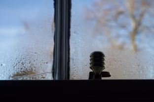 Kaip lengvai sumažinti langų kondensatą? Vienas veiksmingas sprendimas