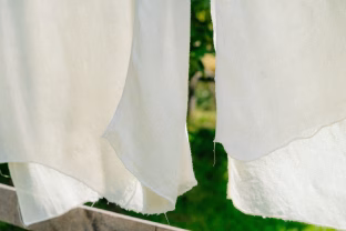 Pamirškite brangius baliklius: trys pigūs produktai grąžins jūsų baltiems drabužiams ryškumą