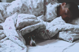 Jei pabudate su šiais simptomais, gydytojai perspėja: tai gali būti susiję su demencijos rizika