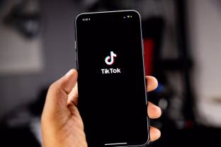 Naujas „TikTok" smūgis privatumui: startuoja funkcija, kuri seka jūsų buvimo vietą itin tiksliai