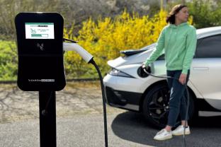 Elektromobilių planai pakibo ant plauko: nauji sprendimai gali sustabdyti įkrovimo plėtrą visoje šalyje