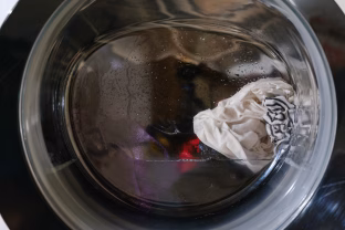 Moterys masiškai perka pigias skalbimo kapsules, bet ne skalbimui: priežastis stebina