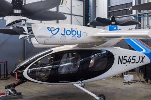 „Toyota" investuoja milijardą į oro taksi projektą: tradicinis transportas gali pasikeisti