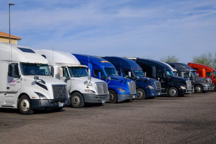 Sunkvežimių užsakymai staiga šovė į viršų: analitikai abejoja, ar rinka tikrai atsigauna?